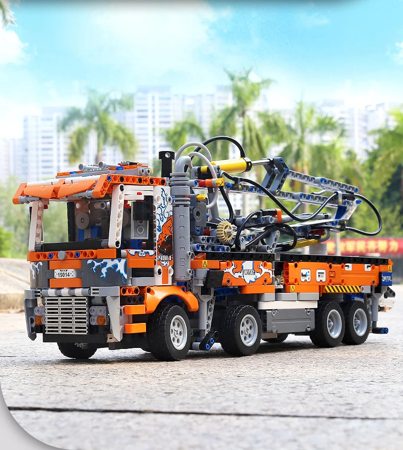 The Pneumatic Master | Concrete Pump Truck (2098 pcs)